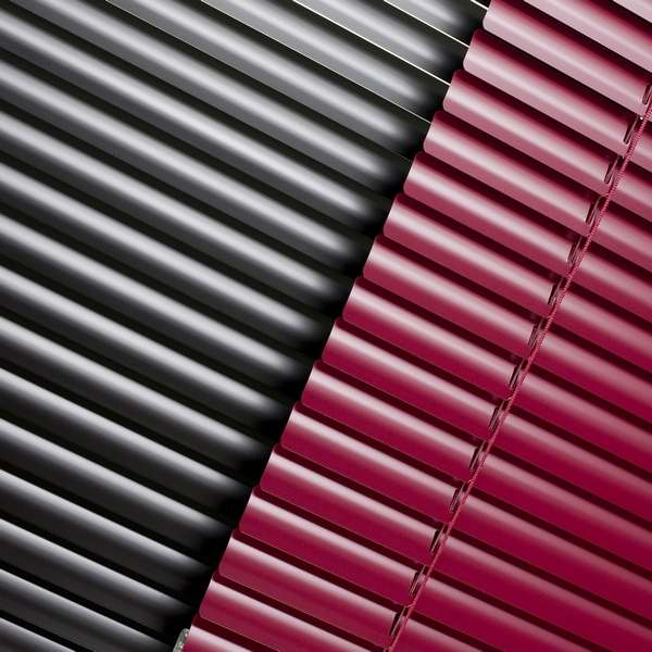 Aluminium jaloezieën 25 mm in een stijlvol interieur