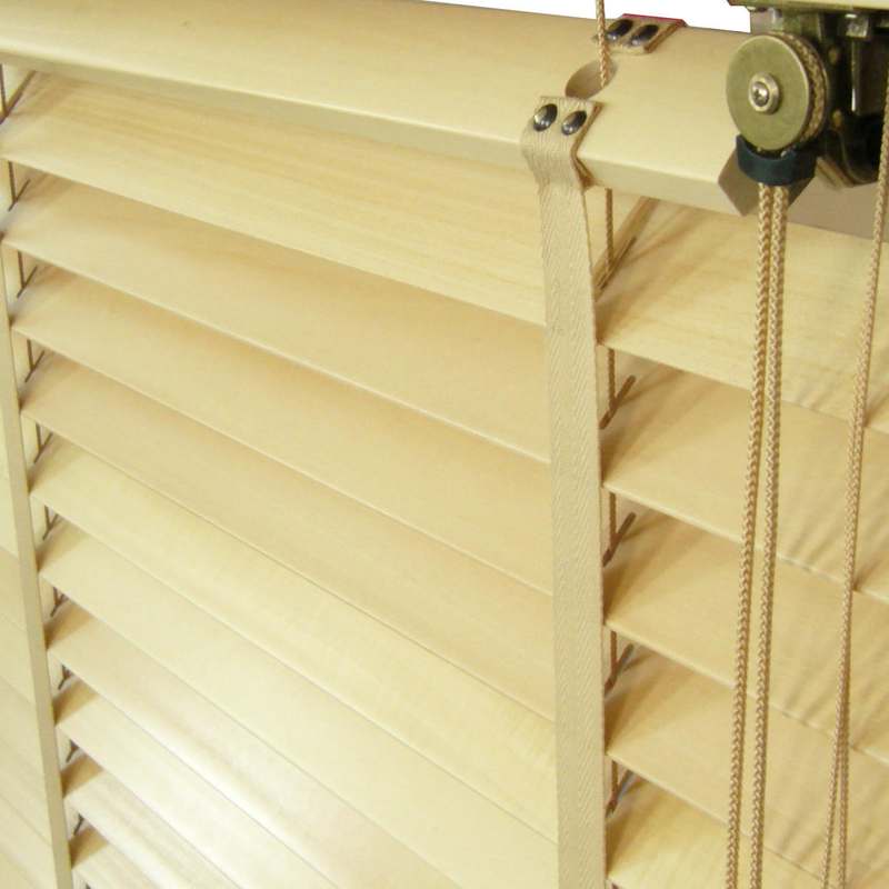 Houten jaloezieën 50 mm Retro in een stijlvol interieur