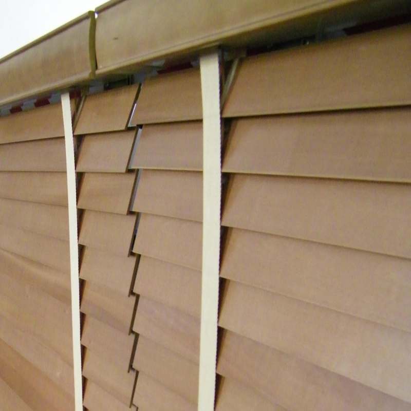Houten jaloezieën 50 mm in een stijlvol interieur