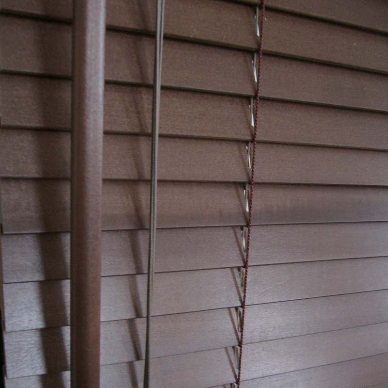 Houten jaloezieën 25 mm in een stijlvol interieur