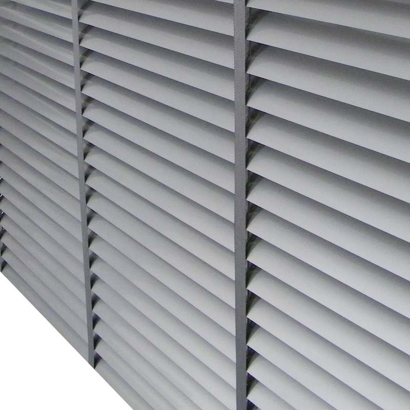 Aluminium jaloezieën 50 mm SUNSET in een stijlvol interieur