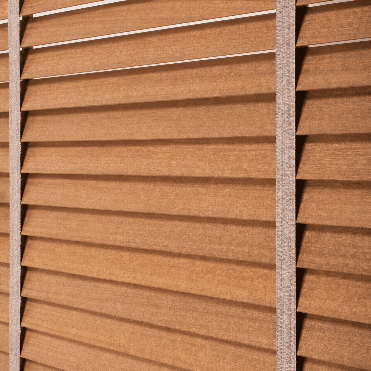 Houten jaloezieën 50 mm ABACHI in een stijlvol interieur