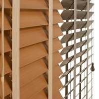 Jaloezieën faux wood 65 mm CEDRO in een stijlvol interieur